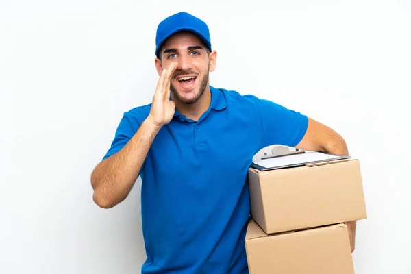 Entrega Homem Sobre Isolado Fundo Branco Gritando Com Boca Bem — Fotografia de Stock