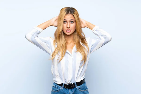 Giovane Donna Bionda Isolato Sfondo Blu Frustrato Prende Mani Sulla — Foto Stock