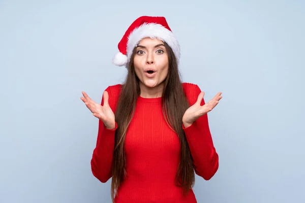 Chica Con Sombrero Navidad Sobre Fondo Azul Aislado Con Expresión —  Fotos de Stock