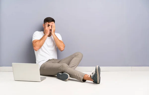 Jovem Com Seu Laptop Sentado Chão Cobrindo Olhos Olhando Através — Fotografia de Stock