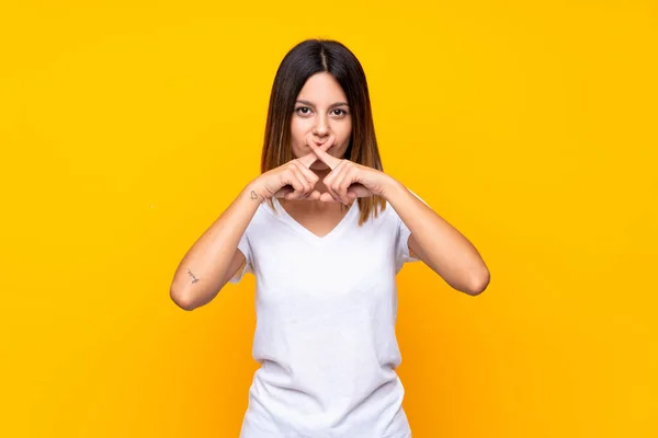 Jovem Sobre Fundo Amarelo Isolado Mostrando Sinal Gesto Silêncio — Fotografia de Stock