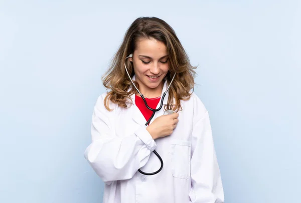 Jovem Mulher Loira Com Vestido Médico — Fotografia de Stock