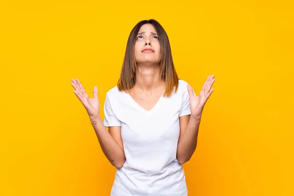 Giovane Donna Isolato Sfondo Giallo Frustrato Una Brutta Situazione — Foto Stock