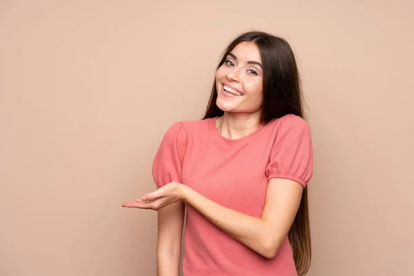 Junge Frau Mit Isoliertem Hintergrund Streckt Die Hände Zur Seite — Stockfoto