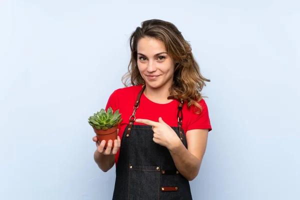 Jovem Loira Tomando Vaso Flores Apontando — Fotografia de Stock