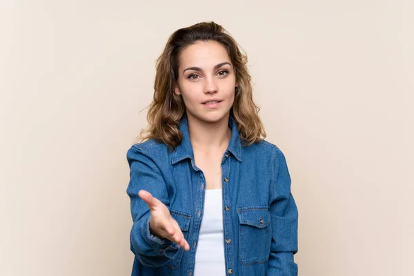 Young Blonde Woman Isolated Background Handshaking Good Deal — Stock Photo, Image