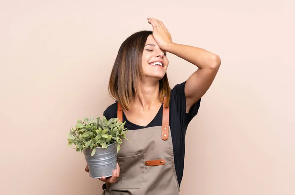 Ung Kvinna Som Håller Växt Har Insett Något Och Tänkt — Stockfoto