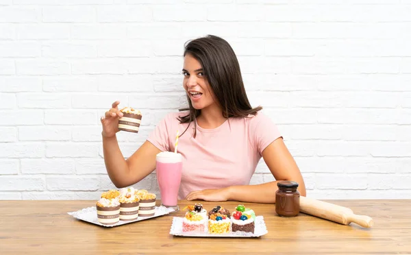 Junges Mädchen Mit Vielen Verschiedenen Kuchen — Stockfoto