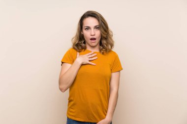 Soyutlanmış genç sarışın kız şaşırdı ve şaşırdı.