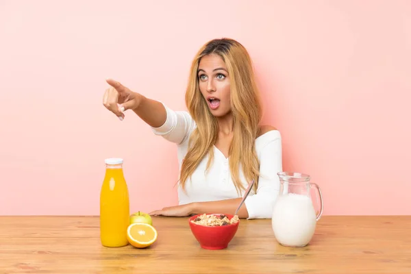 Mladá Blondýnka Snídaní Mléko Ukazuje Pryč — Stock fotografie