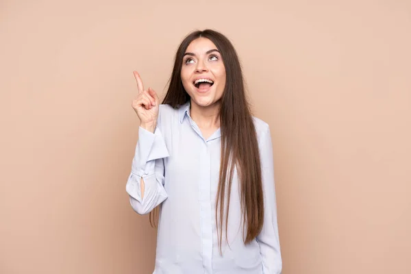 Junge Frau Mit Isoliertem Hintergrund Die Die Lösung Erkennt Während — Stockfoto