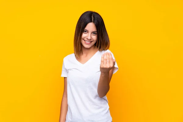 Jovem Mulher Sobre Fundo Amarelo Isolado Convidando Para Vir Com — Fotografia de Stock