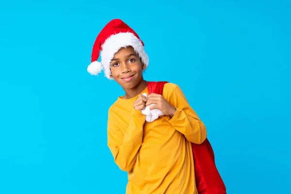 Niño Afroamericano Con Sombrero Navidad Llevando Una Bolsa Con Regalos — Foto de Stock