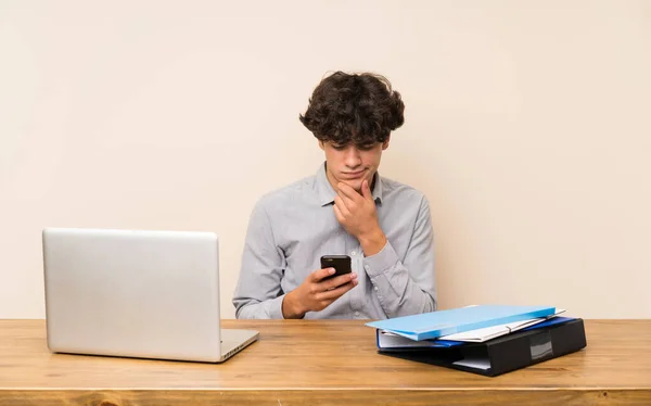 Jovem Estudante Com Laptop Pensando Enviando Uma Mensagem — Fotografia de Stock