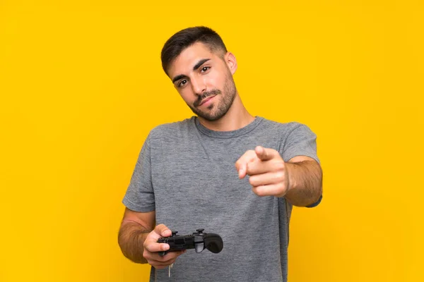 Joven Hombre Guapo Jugando Con Controlador Videojuegos Sobre Fondo Amarillo —  Fotos de Stock