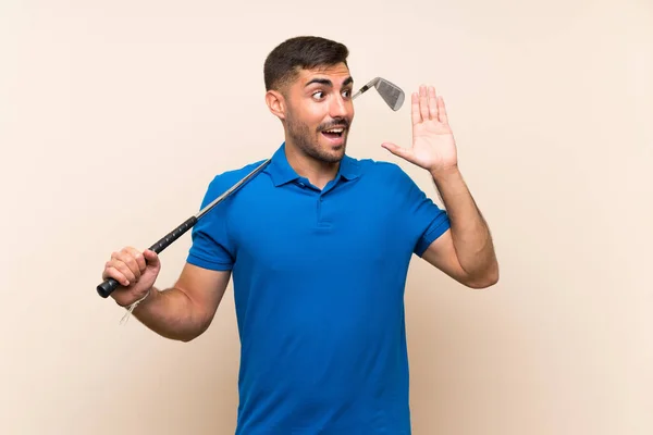 Joven Golfista Guapo Hombre Sobre Fondo Aislado Gritando Con Boca —  Fotos de Stock