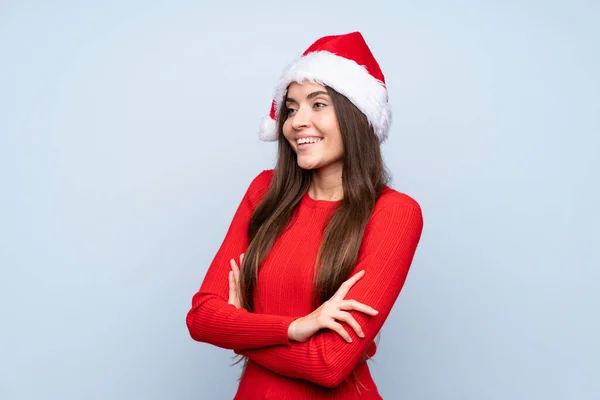 Zole Edilmiş Mavi Arka Planda Noel Şapkalı Kız Yan Tarafa — Stok fotoğraf