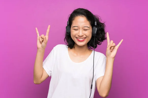 Asiática Joven Escuchar Música Con Móvil Sobre Aislado Púrpura Pared — Foto de Stock