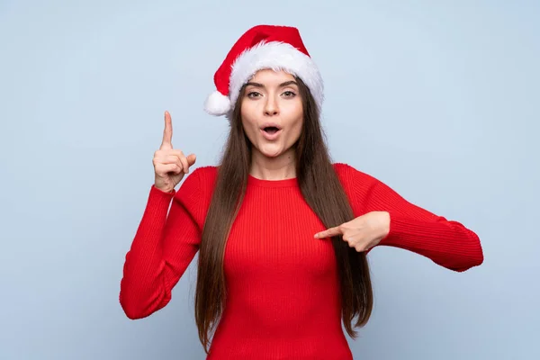 Menina Com Chapéu Natal Sobre Fundo Azul Isolado Com Expressão — Fotografia de Stock