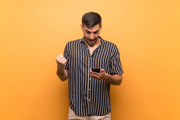 Hombre Guapo Con Barba Sobre Fondo Aislado Sorprendido Enviando Mensaje —  Fotos de Stock