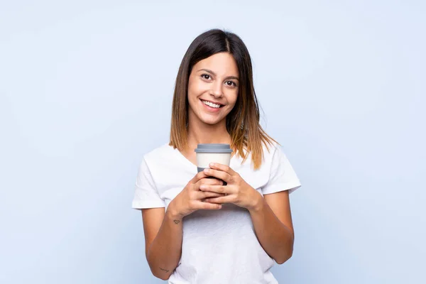 Jovem Mulher Sobre Fundo Azul Isolado Segurando Café Para Levar — Fotografia de Stock