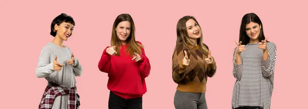 Набір Жінок Над Ізольованим Рожевим Тлом Вказує Передній План Посміхається — стокове фото