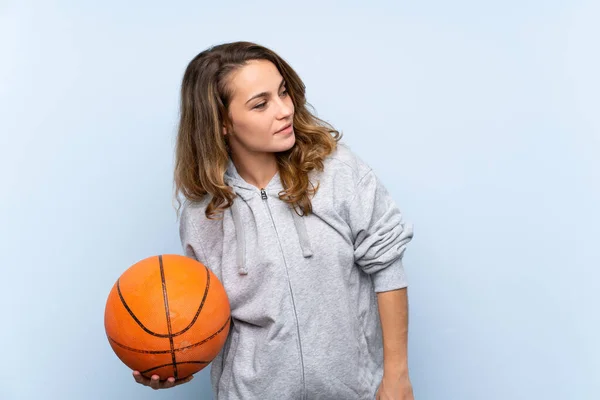 年轻的金发女子与篮球 — 图库照片