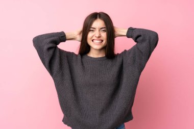 Soyutlanmış pembe bir geçmişi olan genç bir kadın hayal kırıklığına uğramış ve ellerini başının üstüne koyuyor.