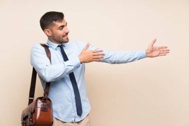 Sakallı genç bir iş. İzole bir geçmişi var. Davet edilmek için ellerini yana uzatıyor.