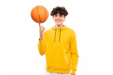 Izole beyaz duvar üzerinde genç basketbolcu adam