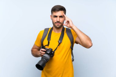Genç fotoğrafçı mutsuz ve hayal kırıklığına uğramış. Olumsuz yüz ifadesi