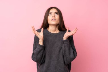 Soyutlanmış pembe bir geçmişi olan genç bir kadın kötü bir durumdan dolayı hayal kırıklığına uğradı.