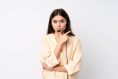 Soyutlanmış beyaz bir geçmişi olan genç pazarlamacı kadın bir fikir düşünüyor.