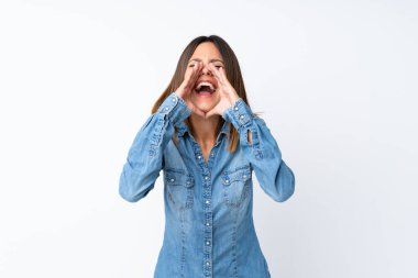 İzole beyaz arka plan üzerinde genç kadın çığlık ve bir şey duyurdu