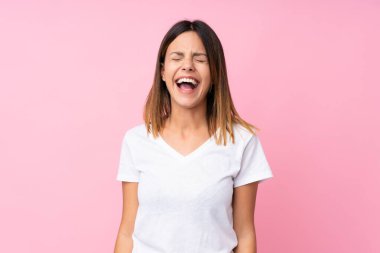 Soyutlanmış pembe arka planda genç bir kadın ağzı açık bağırıyor.