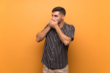 Sakallı yakışıklı, izole bir geçmişi olan, ağzı kapalı ve yana bakan bir adam.