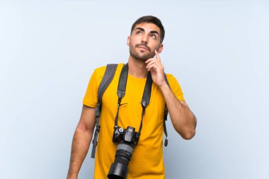 Genç fotoğrafçı adam bir fikir düşünüyor