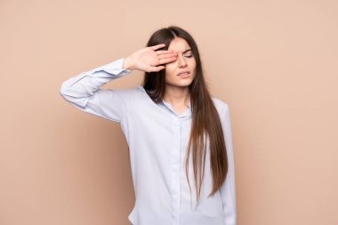 Yorgun ve hasta ifade ile izole arka plan üzerinde genç kadın