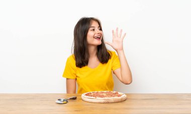 Ağzı açık diye bağıran pizzalı beyaz kız