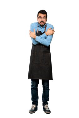 Önlüklü adamın izole edilmiş beyaz arka planda donma görüntüsü.