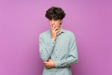 Izole mor duvar üzerinde genç adam şaşırttı ve doğru bakarken şok