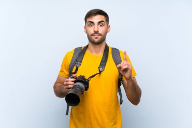 Genç fotoğrafçı adam işaret parmağı ile işaret harika bir fikir