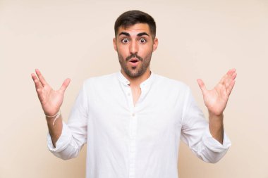 Sürpriz yüz ifadesi ile izole arka plan üzerinde sakallı yakışıklı adam