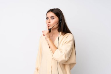 Soyutlanmış beyaz bir geçmişi olan genç pazarlamacı kadın sessizlik jesti yapıyor.