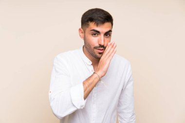 Izole arka plan üzerinde sakallı yakışıklı adam bir şey fısıldıyor