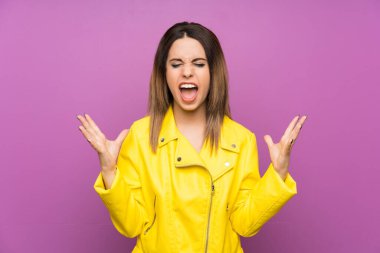 Mor arka planda genç bir kadın mutsuz ve hayal kırıklığına uğramış.