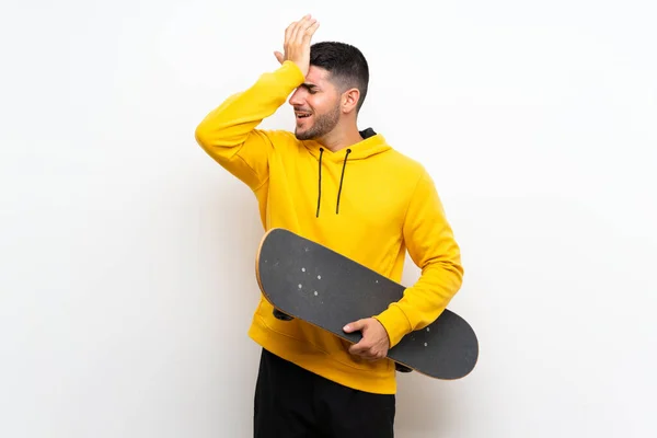 Schöner Junger Skater Mann Über Isolierte Weiße Wand Hat Etwas — Stockfoto