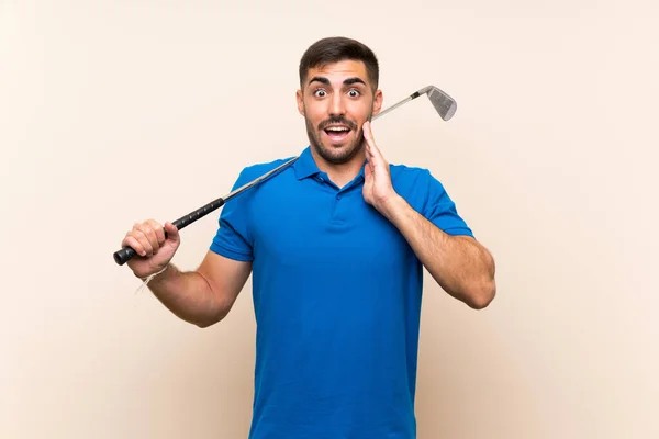 Joven Golfista Guapo Hombre Sobre Fondo Aislado Con Sorpresa Expresión —  Fotos de Stock