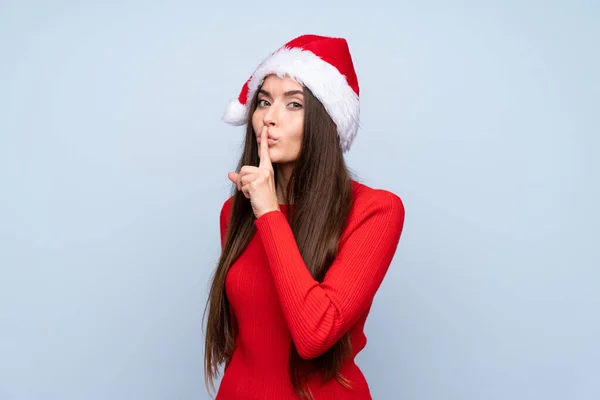 Menina Com Chapéu Natal Sobre Fundo Azul Isolado Fazendo Gesto — Fotografia de Stock