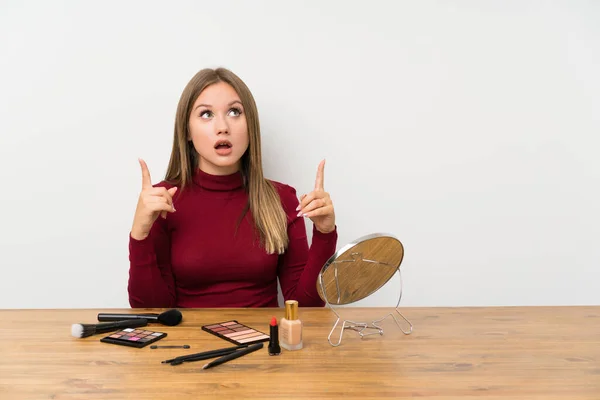 Tiener Meisje Met Make Palet Cosmetica Een Tabel Wijzend Wijsvinger — Stockfoto